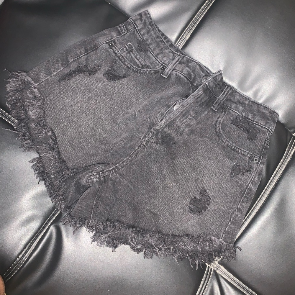 Black & slightly distress shorts in a size 00.